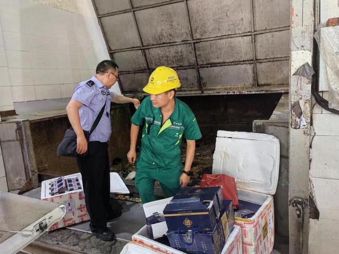 通川区市场监管局携手公安分局、检察院集中销毁假冒商品(图2)