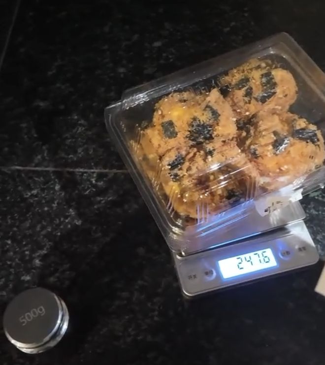 九游体育：网友称广州两家鲍师傅“带包装称重价变高”！店家：因为冷气吹到秤上！