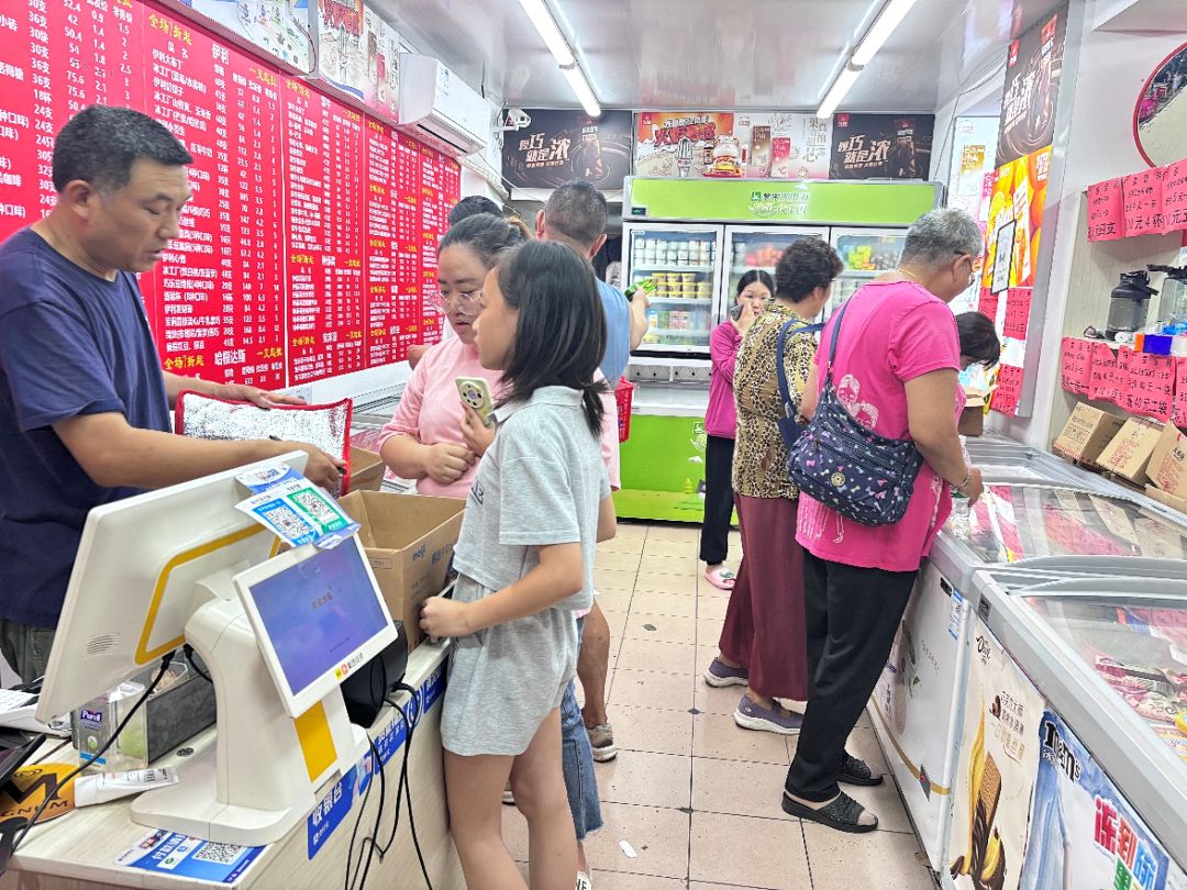九游体育网站：一支起批！杨浦这家平价冷饮店“热”起来了(图4)