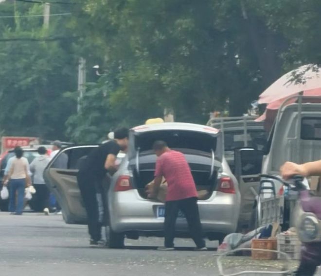 一冷库大量过期食品在售？！记者追踪发现……(图2)