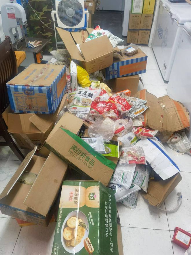 太离谱！一冷库在大量出售过期食品品种多达数十种(图3)