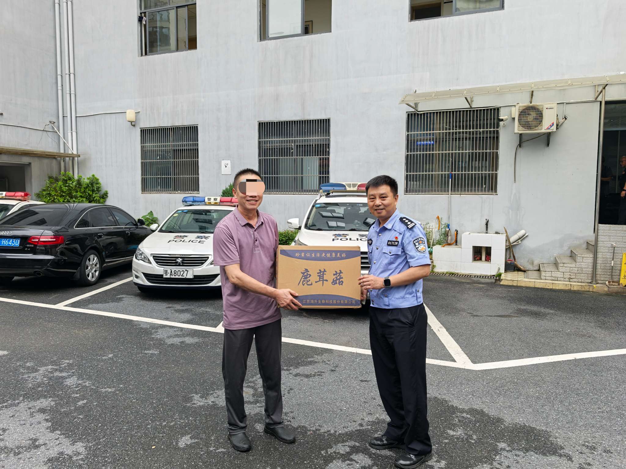 粗心司机货物掉落二桥交警相助挽回损失