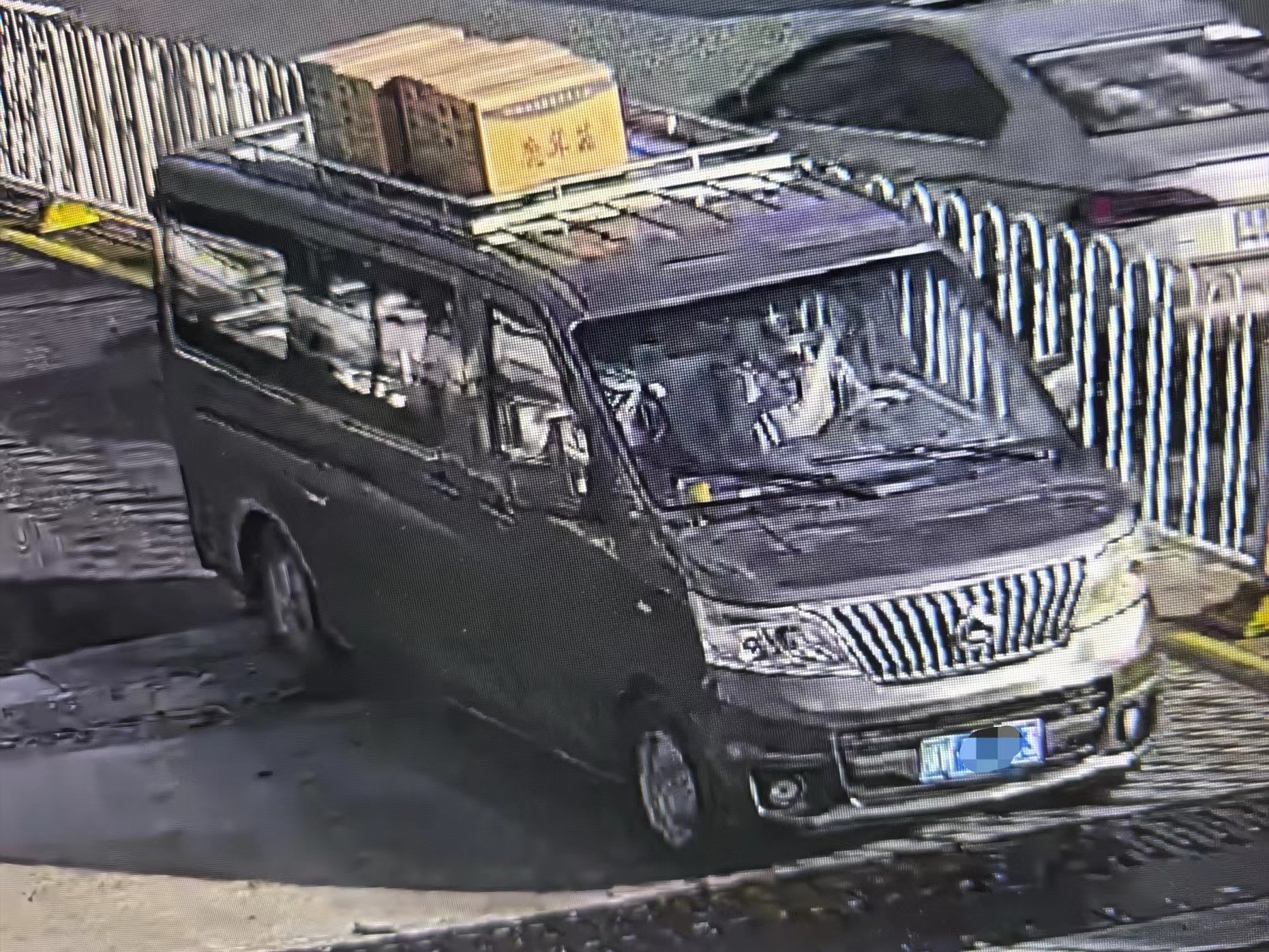 粗心司机货物掉落二桥交警相助挽回损失(图2)