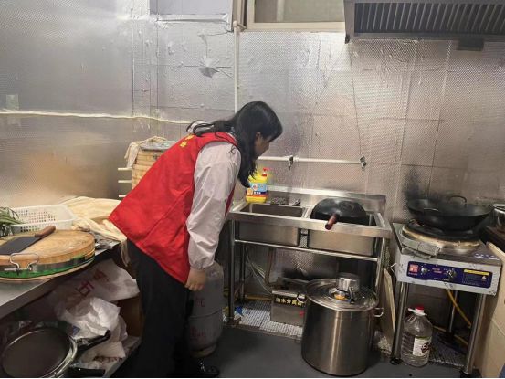 秦都区吴家堡街道毕塬路社区开展“食品安全在我心消防安全伴我行”整治活动(图2)