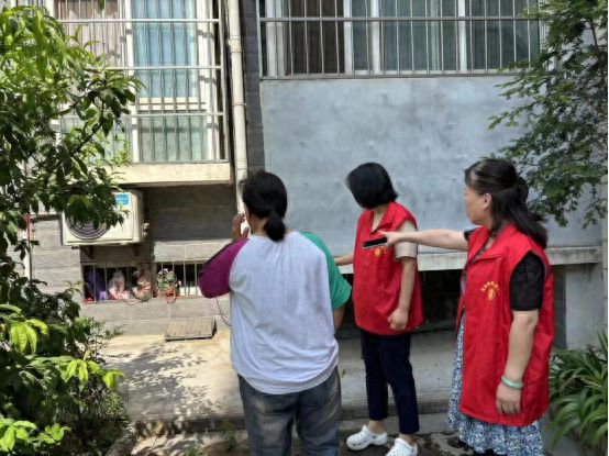 秦都区吴家堡街道毕塬路社区开展“食品安全在我心消防安全伴我行”整治活动