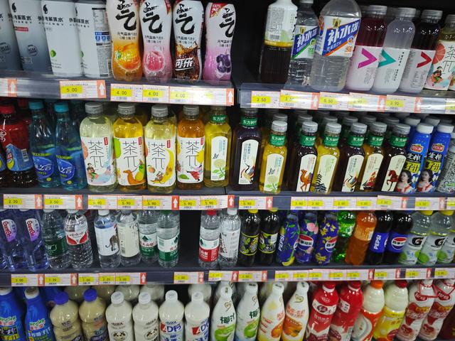 更具性价比大包装饮料成“显眼包”？(图2)