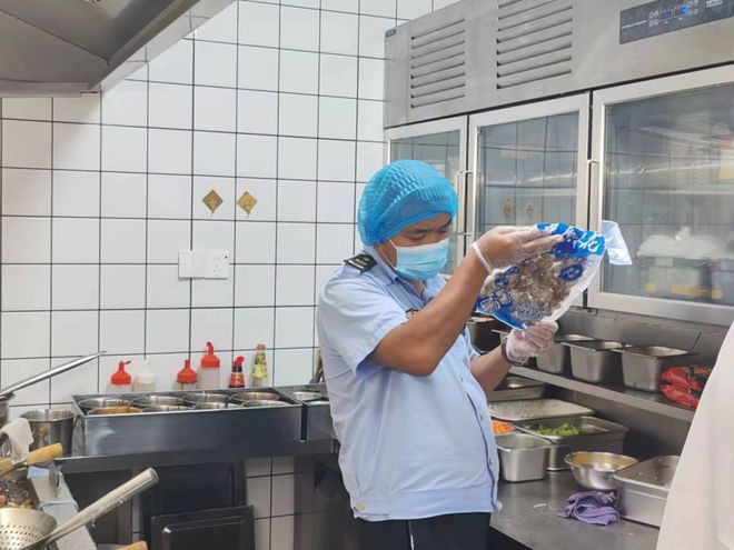 鄂托克旗市场监督管理局守护“人间烟火气”护航夏夜食品安全(图1)