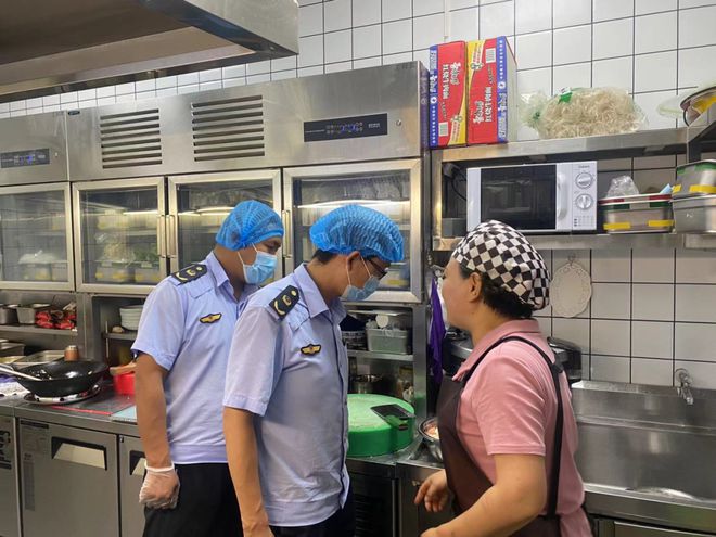 鄂托克旗市场监督管理局守护“人间烟火气”护航夏夜食品安全(图3)