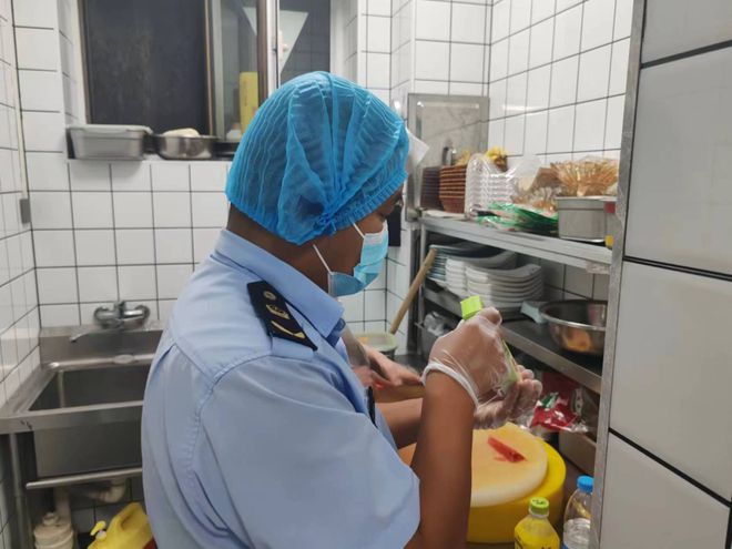 鄂托克旗市场监督管理局守护“人间烟火气”护航夏夜食品安全(图4)