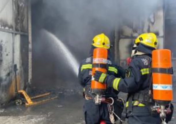 九游体育：北京一女子车棚内堆放杂物引发火灾！行拘(图2)