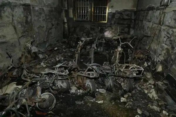 九游体育：北京一女子车棚内堆放杂物引发火灾！行拘(图3)