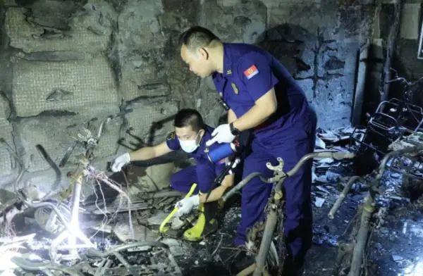 九游体育：北京一女子车棚内堆放杂物引发火灾！行拘(图4)