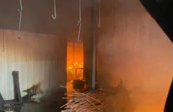 九游体育：北京一女子车棚内堆放杂物引发火灾！行拘(图1)