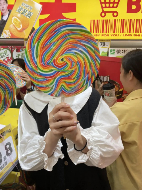 九游体育：零食很忙旗下两家自营门店成网红打卡新地标