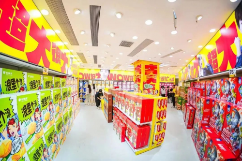 九游体育：零食很忙旗下两家自营门店成网红打卡新地标(图4)