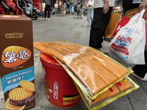 九游体育：零食很忙旗下两家自营门店成网红打卡新地标(图3)