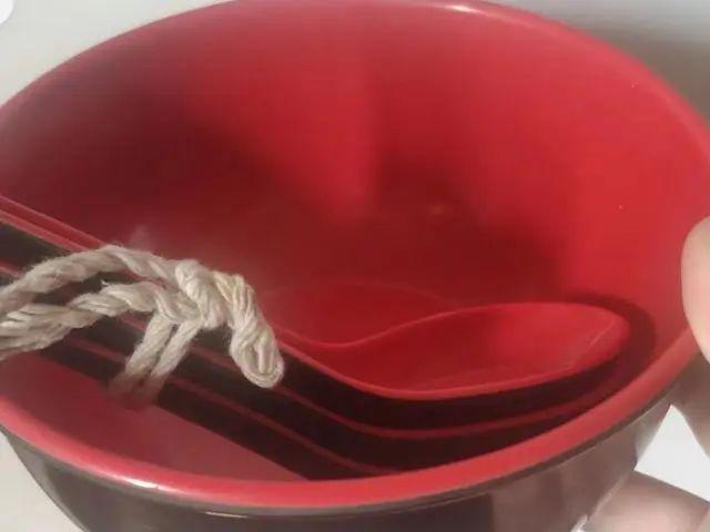 这些餐具只适合摆设用于盛装食物加热危害身体健康！家里有的赶紧扔了(图1)