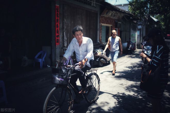 九游体育：小小的快递纸箱却让他一年卖出6个亿。眼光独到才能抢占商机(图2)