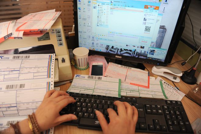 九游体育：小小的快递纸箱却让他一年卖出6个亿。眼光独到才能抢占商机(图4)