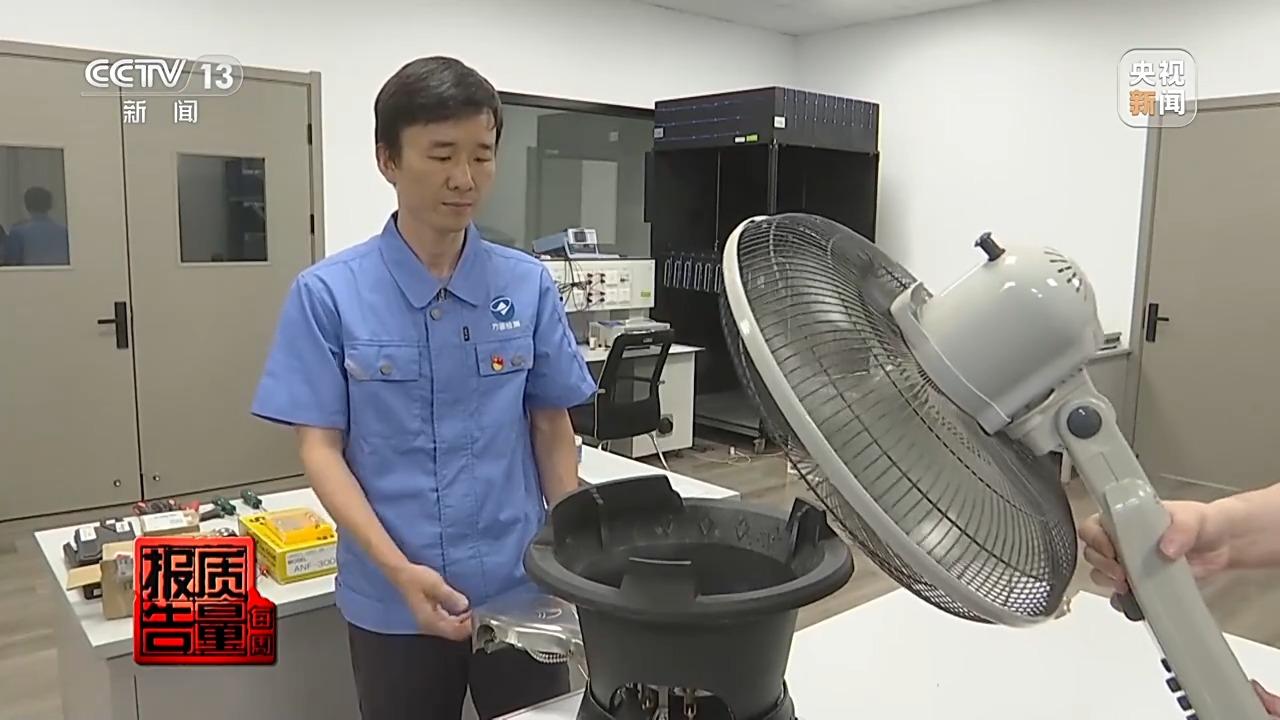 九游体育网站：科技助力+人力巡查让夜市“烟火气”充满“平安味”(图3)