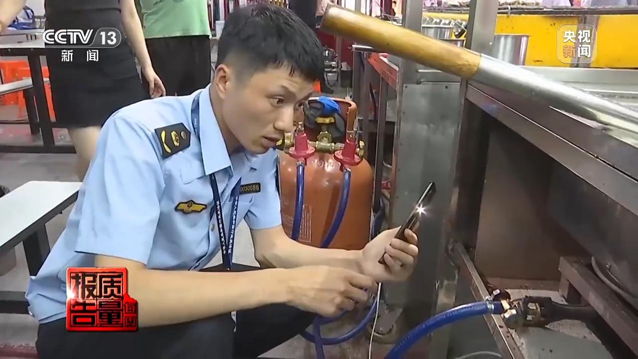 九游体育网站：科技助力+人力巡查让夜市“烟火气”充满“平安味”(图5)