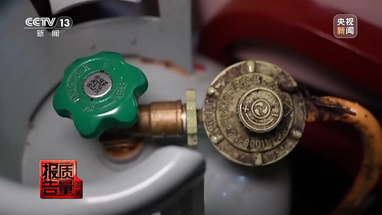 九游体育网站：科技助力+人力巡查让夜市“烟火气”充满“平安味”(图13)