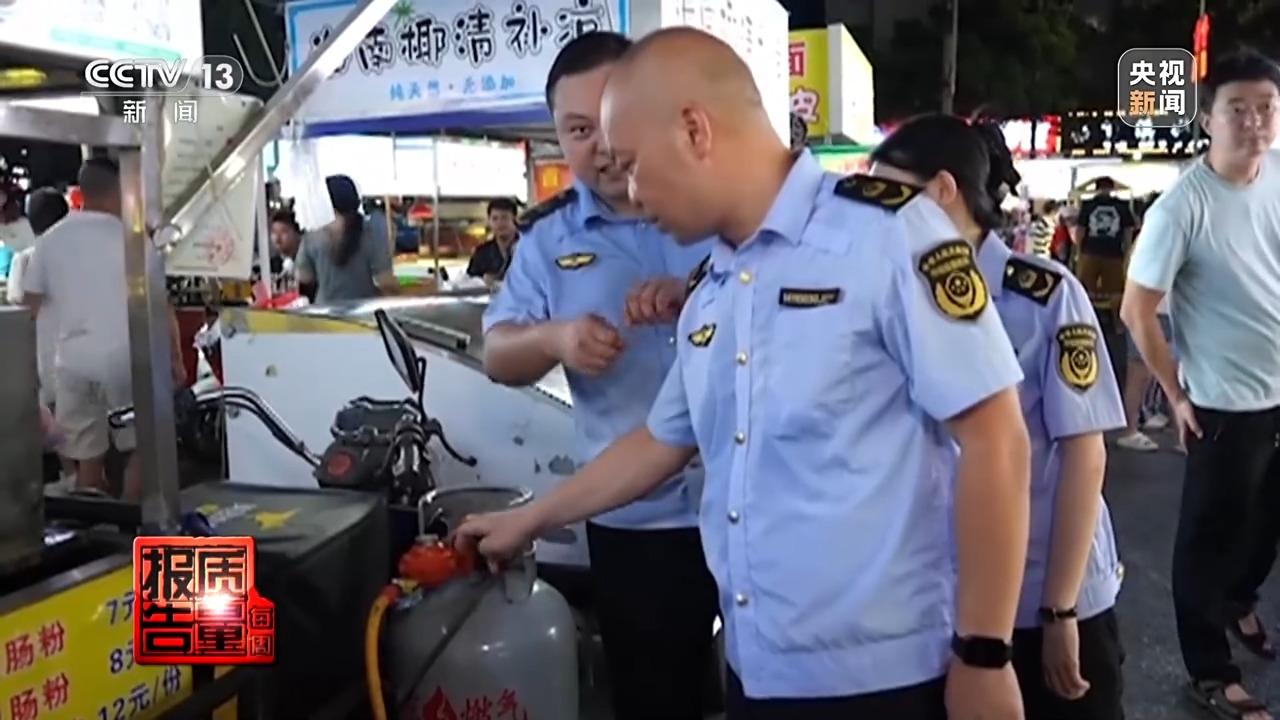 九游体育网站：科技助力+人力巡查让夜市“烟火气”充满“平安味”(图12)