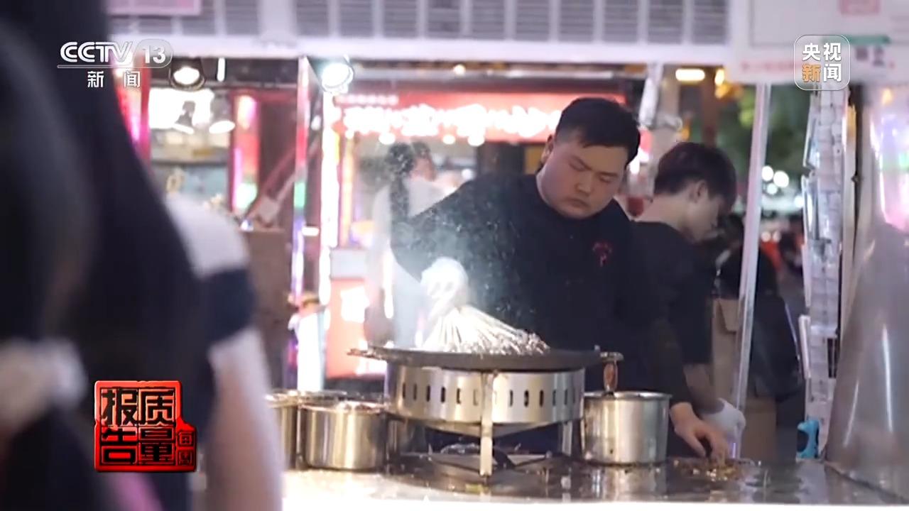 九游体育网站：科技助力+人力巡查让夜市“烟火气”充满“平安味”(图14)