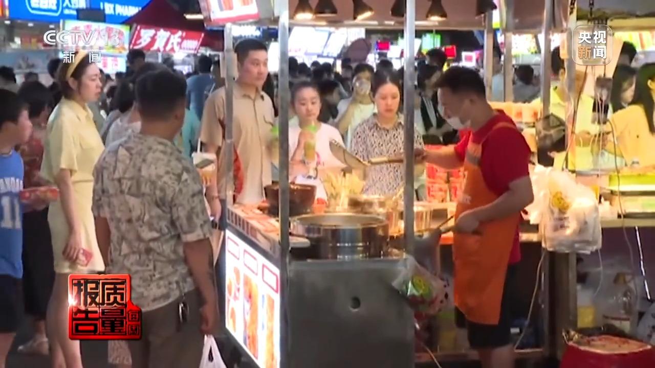 九游体育网站：科技助力+人力巡查让夜市“烟火气”充满“平安味”(图15)