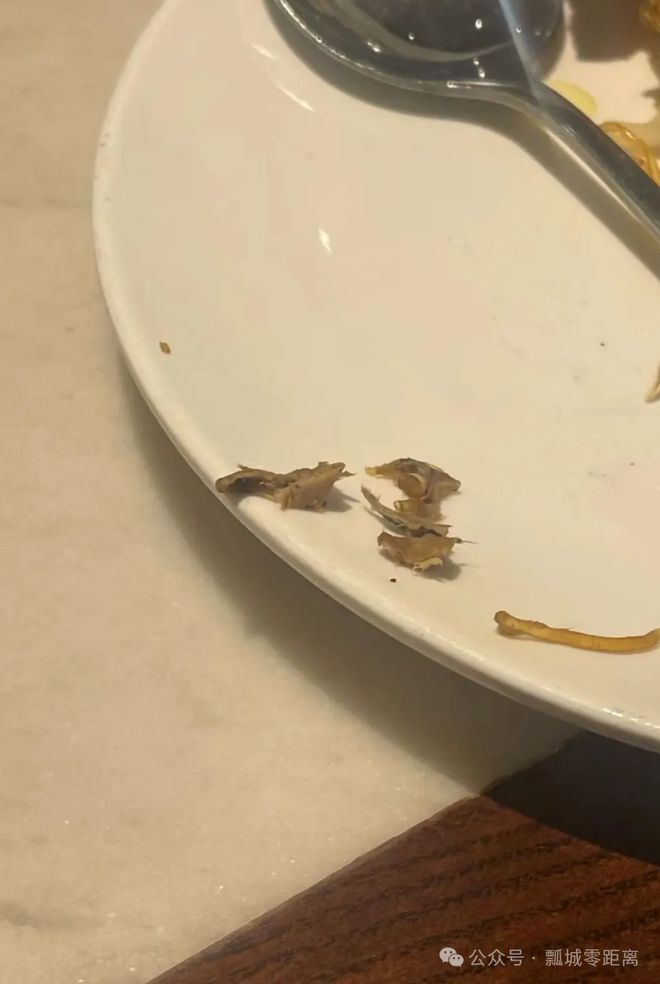 小菜园先是被指出售变质食品几天后又吃出异物？就餐安全望重视！(图2)