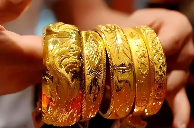 机场保洁大妈捡到破纸箱被当场逮捕判无期徒刑打开一看后傻眼(图8)