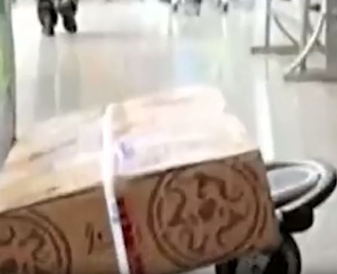 机场保洁大妈捡到破纸箱被当场逮捕判无期徒刑打开一看后傻眼(图2)