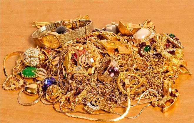 机场保洁大妈捡到破纸箱被当场逮捕判无期徒刑打开一看后傻眼(图7)