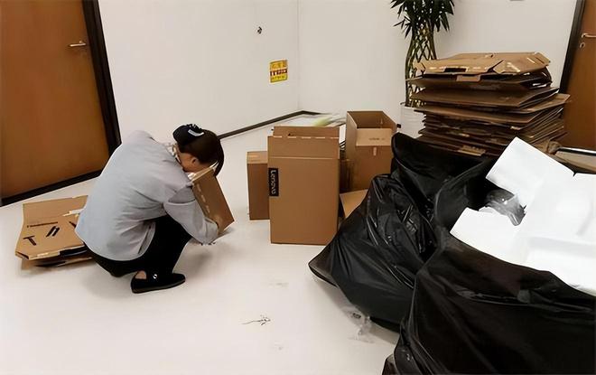 机场保洁大妈捡到破纸箱被当场逮捕判无期徒刑打开一看后傻眼(图6)