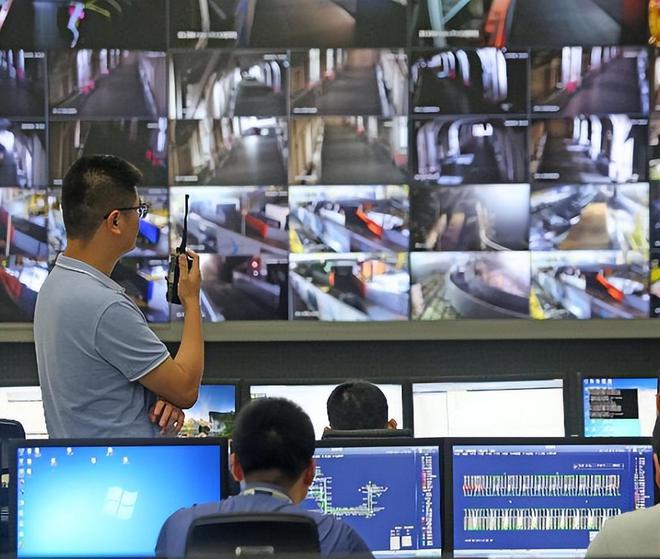 机场保洁大妈捡到破纸箱被当场逮捕判无期徒刑打开一看后傻眼(图13)