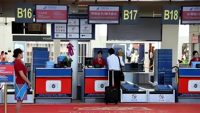 机场保洁大妈捡到破纸箱被当场逮捕判无期徒刑打开一看后傻眼(图11)