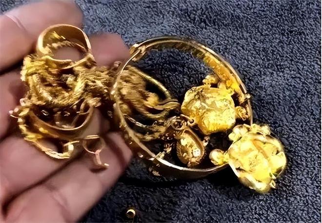 机场保洁大妈捡到破纸箱被当场逮捕判无期徒刑打开一看后傻眼(图18)