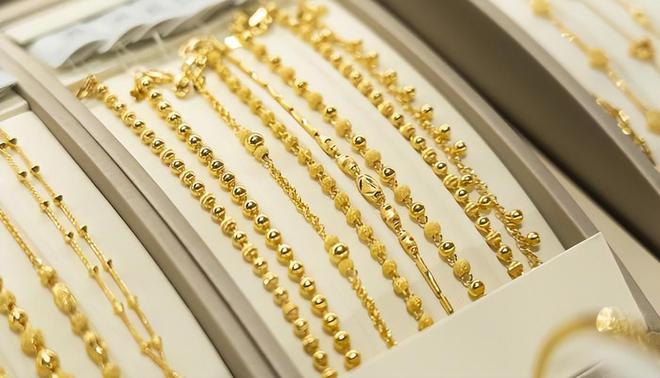 机场保洁大妈捡到破纸箱被当场逮捕判无期徒刑打开一看后傻眼(图16)