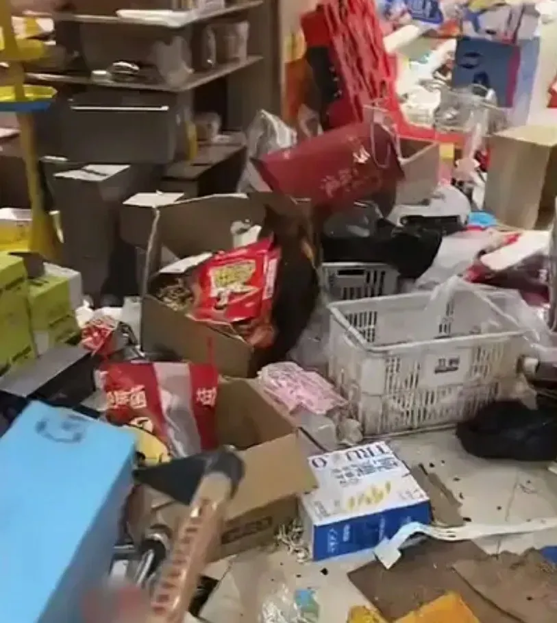 超市被传倒闭引发群众抢购商品有人直接撕开食品包装连吃带喝！河南一地通报：已约谈造谣传谣者(图2)