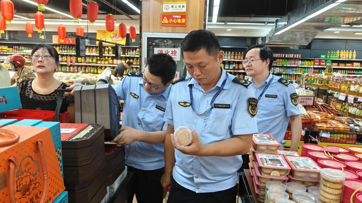 潜山市市场监督管理局：强化节前食品安全严管月饼过度包装(图2)