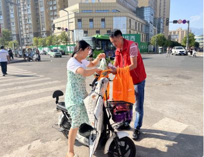 九游体育网站：中秋团圆时食安记心间——团州委开展食品安全宣传志愿服务活动(图2)