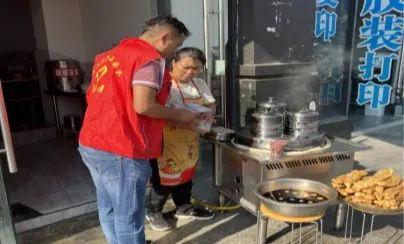 九游体育网站：中秋团圆时食安记心间——团州委开展食品安全宣传志愿服务活动(图4)