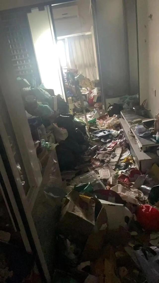 女租客提出退房后失联房间成“垃圾场”房东崩溃：清理了几十袋沙发、床、衣柜都扔了(图2)