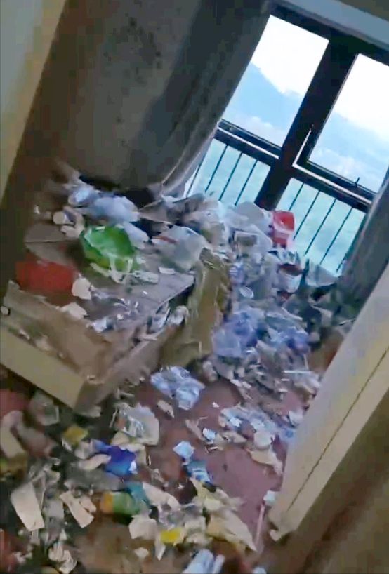 女租客提出退房后失联房间成“垃圾场”房东崩溃：清理了几十袋沙发、床、衣柜都扔了(图3)