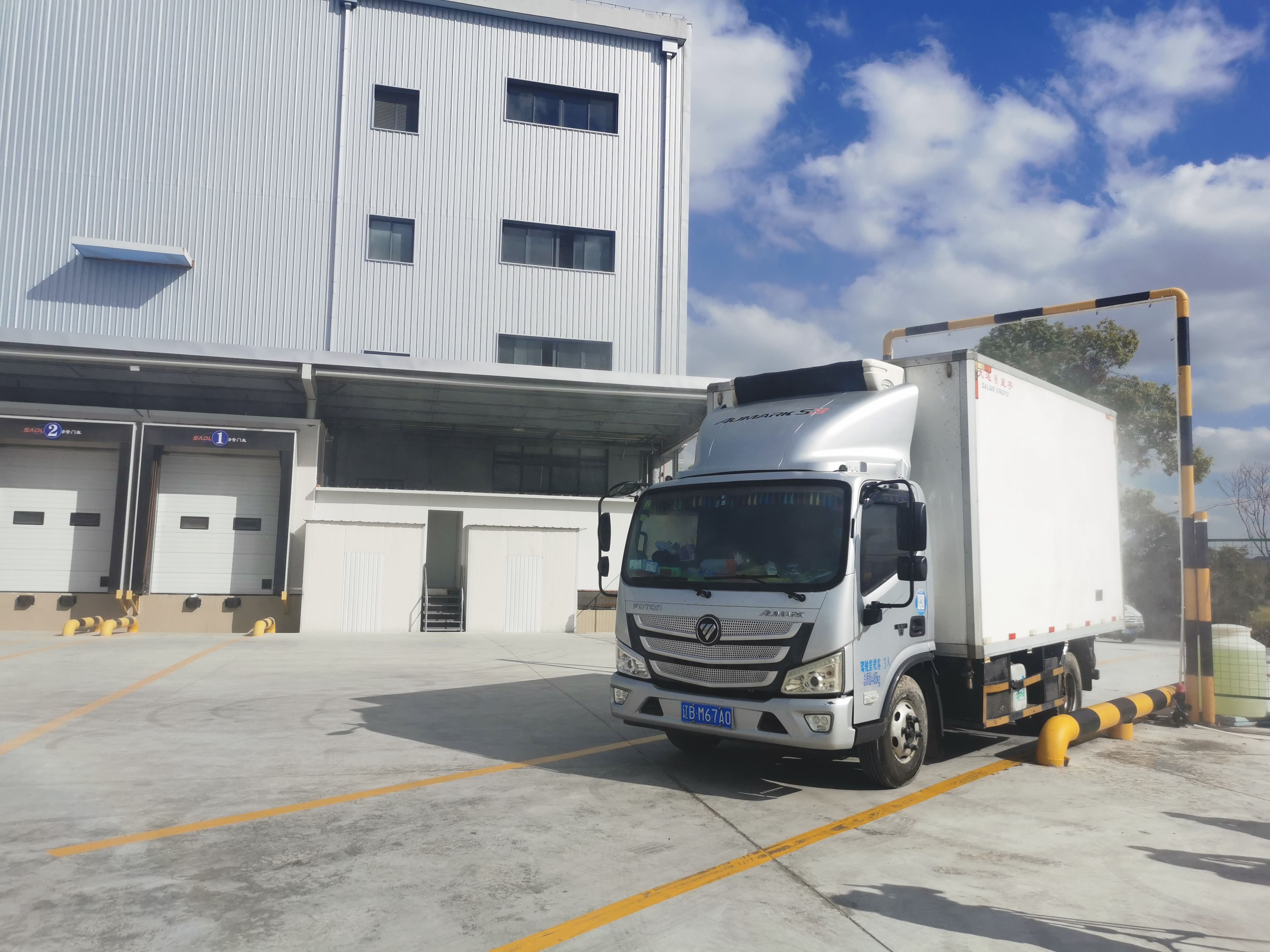 九游体育：进博会首批进口冷链食品展品运往总仓在这里消毒、核酸检测