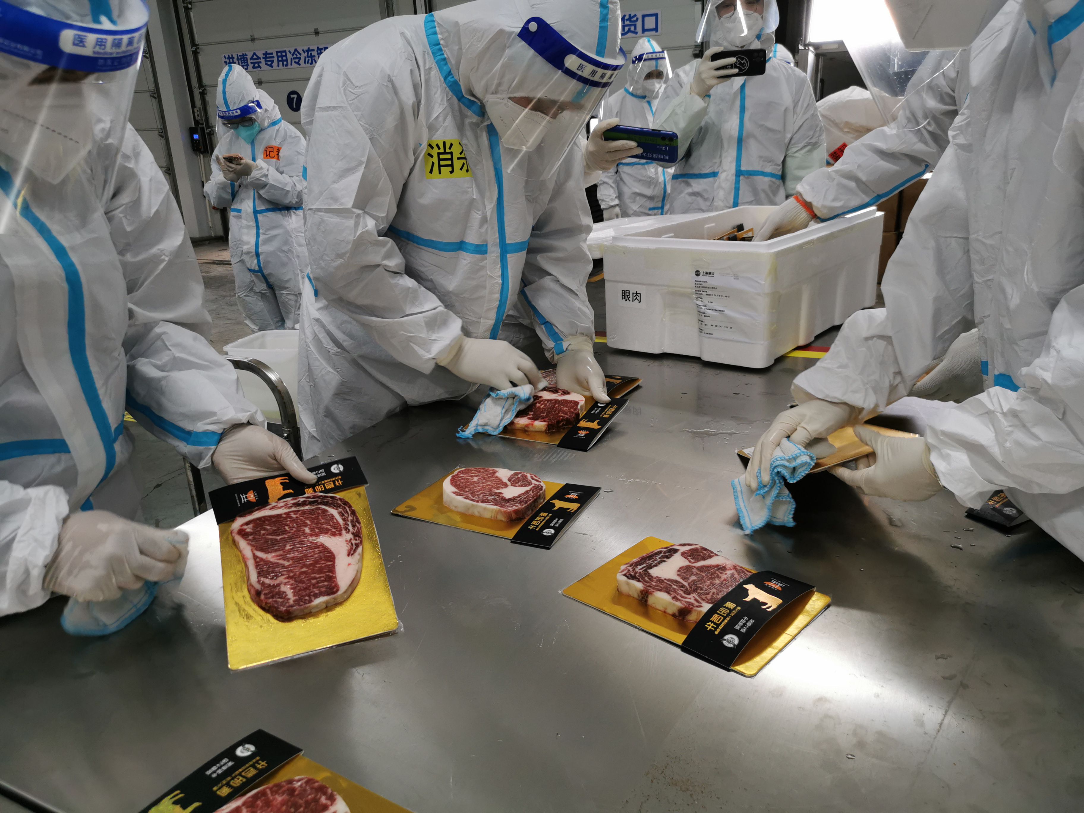 九游体育：进博会首批进口冷链食品展品运往总仓在这里消毒、核酸检测(图2)