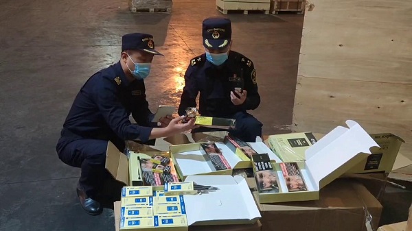 “圆珠笔”货箱内暗藏香烟34万支外港海关查获未申报香烟(图2)