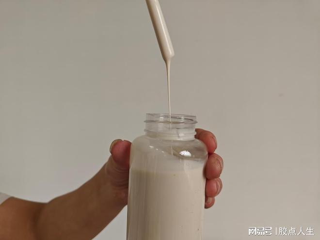 九游体育：纸管胶、纸箱胶、纸芯胶：可持续包装的生态创新之路(图2)