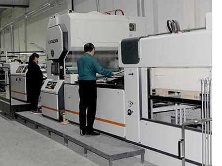 九游体育：东光县纸箱包装机械联合会组团参观郑州市印刷包装企业(图1)