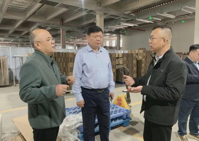 九游体育：东光县纸箱包装机械联合会组团参观郑州市印刷包装企业(图2)